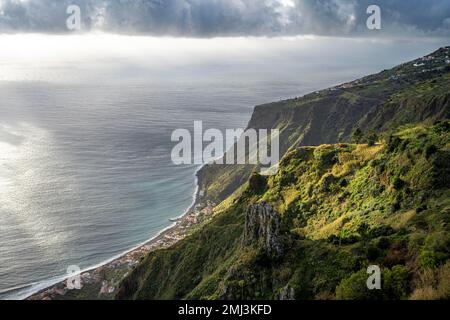 Atmosfera serale, Miradouro da Raposeira, scogliere, costa e mare, Paul do Mar, Madeira, Portogallo Foto Stock