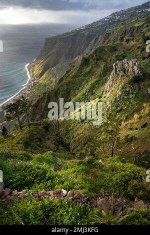 Atmosfera serale, Miradouro da Raposeira, scogliere, costa e mare, Paul do Mar, Madeira, Portogallo Foto Stock