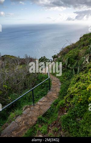 Sentiero a Miradouro da Raposeira, scogliere, costa e mare, Paul do Mar, Madeira, Portogallo Foto Stock