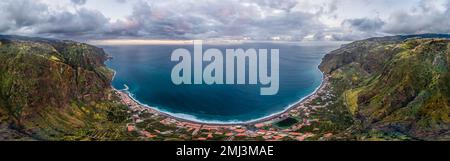 Panorama, vista aerea, vista sulla città Paul do Mar, Miradouro da Raposeira, vista di scogliere e montagne ricoperte di foresta, costa e mare, paesaggio costiero Foto Stock