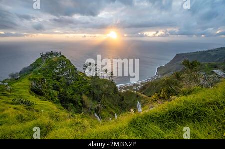 Miradouro da Raposeira, scogliere, costa e mare, paesaggio costiero, Madeira, Portogallo Foto Stock