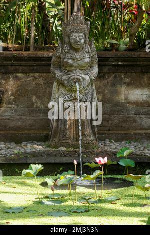 Fontana e Lotus pont, Ubud villaggio, Bali, Indonesia Foto Stock