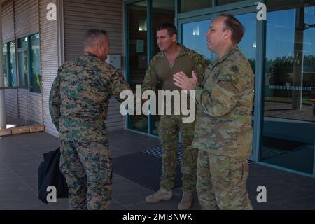 STATI UNITI Stephen Sklenka, vice comandante degli Stati Uniti Indo-Pacific Command (INDOPACOM), incontra l'Australian Army Warrant Officer di Classe uno Brad Doyle, il reggimento sergente maggiore della Brigata 1st, e l'Australian Army Briga. Il generale Nicholas Foxall, il comandante della Brigata 1st, presso la Robertson Barracks, NT, Australia, 25 agosto, 2022. STATI UNITI Durante la loro visita a Darwin, i vice-comandanti dell'INDOPACOM e del corpo dei Marine hanno girato la sede della Brigata dell'Armata Australiana 1st. Foto Stock