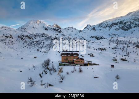 Vista sul Rifugio Calvi in inverno. Carona, Val Brembana, Alpi Orobie, Bergamo, Provincia di Bergamo, Lombardia, Italia, Europa. Foto Stock