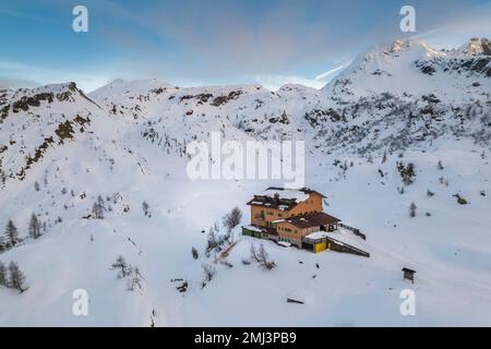 Vista sul Rifugio Calvi in inverno. Carona, Val Brembana, Alpi Orobie, Bergamo, Provincia di Bergamo, Lombardia, Italia, Europa. Foto Stock