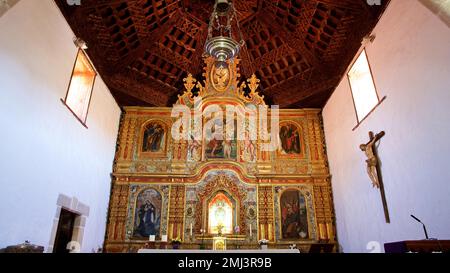 Iglesia de Nuestra Senora de la pena, chiesa, interno, altare, soffitto in legno, super grandangolo, Vega Rio Las Palmas, interno dell'isola Foto Stock