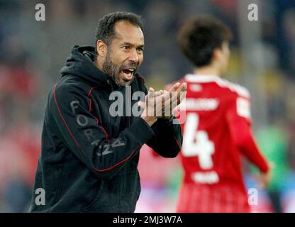 Duesseldorf, Germania. 27th Jan, 2023. Calcio: 2nd Bundesliga, Fortuna Düsseldorf - 1. FC Magdeburg, 18° giorno, presso la Merkur Spiel-Arena. L'allenatore Düsseldorf Daniel Thioune gesti. Credit: Roland Weihrauch/dpa - NOTA IMPORTANTE: In conformità ai requisiti della DFL Deutsche Fußball Liga e del DFB Deutscher Fußball-Bund, è vietato utilizzare o utilizzare fotografie scattate nello stadio e/o della partita sotto forma di sequenze di immagini e/o serie di foto simili a video./dpa/Alamy Live News Foto Stock