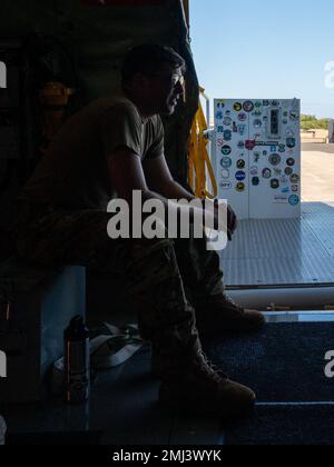 Tecnico. Kevin Foley, un operatore di boom con la 328th Air Refueling Squadron, New York, siede su un KC-135 Stratotanker prima del decollo il 25 agosto 2022 a Oahu, Hawaii. Lo Stratotanker e l'equipaggio si sono fermati a Oahu per fare rifornimento prima di dirigersi verso l'Indo-Pacific Command Area of Responsibility degli Stati Uniti. Foto Stock