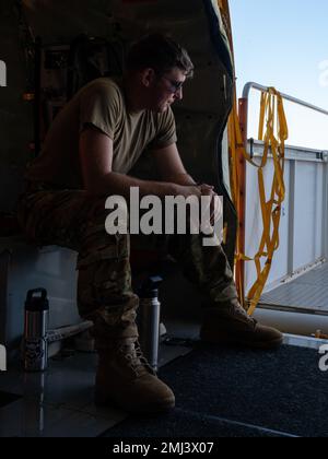 Tecnico. Kevin Foley, un operatore di boom con la 328th Air Refueling Squadron, New York, siede su un KC-135 Stratotanker prima del decollo il 25 agosto 2022 a Oahu, Hawaii. Lo Stratotanker e l'equipaggio si sono fermati a Oahu per fare rifornimento prima di dirigersi verso l'Indo-Pacific Command Area of Responsibility degli Stati Uniti. Foto Stock