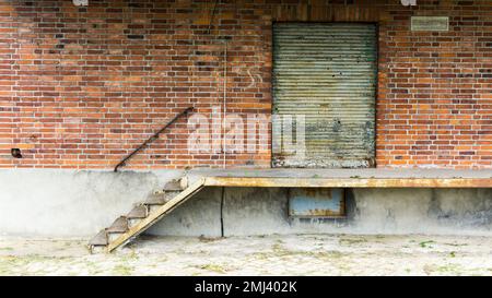 Rampa di carico di un vecchio magazzino a Tangermuende Foto Stock