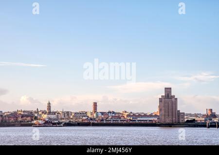 Birkenhead vista sul fiume Mersey da Liverpool. La struttura alta a destra è un albero di ventilazione per il Queensway Mersey Tunnel Foto Stock