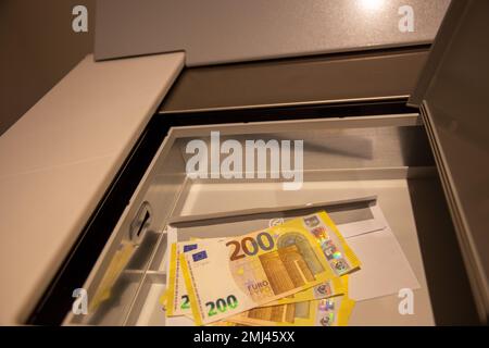 Banconote in euro in cassetta di sicurezza Foto Stock