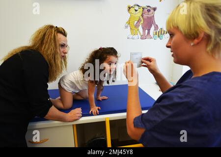 Esami regolari di bambini di diverse fasce d'età sono lo standard nelle pratiche pediatriche come qui in un distretto di una grande città. U7a Foto Stock