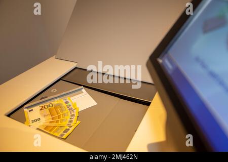 Banconote in euro in cassetta di sicurezza Foto stock - Alamy