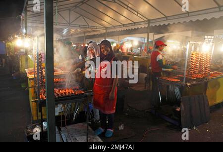 Mercato notturno di Filippino a Kota Kinabalu, Sabah, Borneo, Malesia Foto Stock