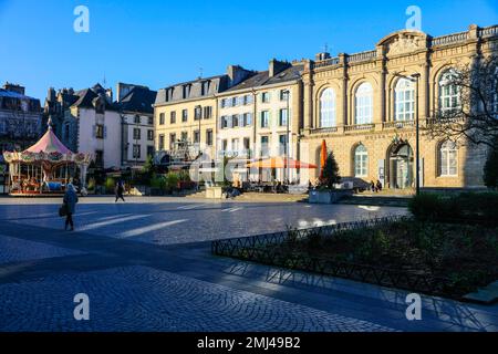 Place Saint-Corentin con giostra e museo Musee des Beaux Arts, Quimper, Kemper, Dipartimento di Finistere Penn-ar-Bed, Regione di Bretagna Breizh Foto Stock