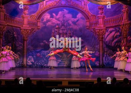 Cangas, Pontevedra, Spagna. 26 gennaio 2023. Danza russa: andrei saharnean durante lo spettacolo. The Nutcracker performance by the International Ballet Company Credit: Xan Gasalla/Alamy Live News Foto Stock