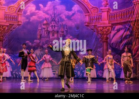 Cangas, Pontevedra, Spagna. 26 gennaio 2023. Sergei Ilyin saluta il pubblico. The Nutcracker performance by the International Ballet Company Credit: Xan Gasalla/Alamy Live News Foto Stock