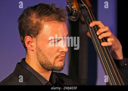 Il bassista jazz Conrad Steinhoff del quartetto Gerold Heitbaum in concerto, Dessau-Rosslau, Sassonia-Anhalt, Germania Foto Stock