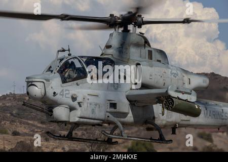 Jacob Gillespie, a destra, un pilota vipera AH-1Z di Marine Light Attack Helicopter Squadron 369, Marine Aircraft Group 39, 3rd Marine Aircraft Wing, a sinistra, E Steven R. Rudder, comandante, U.S. Marine Corps Forces, Pacific, volano l'aereo per il volo finale del generale alla Marine Corps Air Station Camp Pendleton, California, 25 agosto 2022. Il volo ha segnato un'occasione significativa per Rudder, che si sta ritirando dopo 38 anni di servizio dalla forza di combattimento più d'élite del mondo. Dal 2020, Rudder ha comandato a due terzi delle forze operative del corpo Marino di impegnarsi Foto Stock