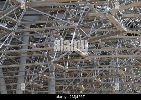 Struttura complessa di modello in alluminio dell'alveare del padiglione britannico all'Expo Milano 2015 per simulare l'attività di un alveare reale. Dettaglio. Foto Stock