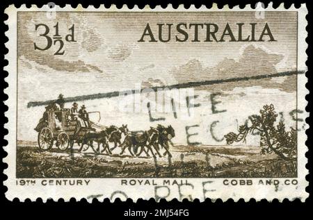 AUSTRALIA - CIRCA 1955: Un francobollo stampato in AUSTRALIA mostra il Cobb and Company Mail Coach, pionieri dell'era coaching australiana, circa 1955 Foto Stock