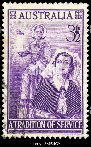 AUSTRALIA - CIRCA 1955: Un francobollo stampato IN AUSTRALIA mostra una Nightingale di Firenze (1820-1910) e un'infermiera moderna, circa 1955 Foto Stock