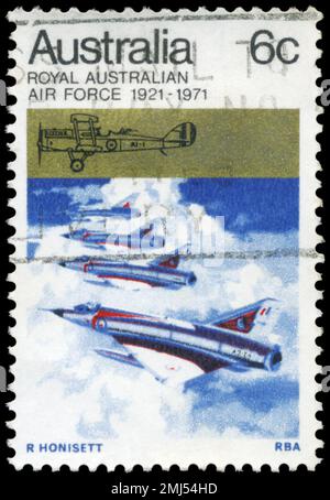 AUSTRALIA - CIRCA 1971: Un francobollo stampato in AUSTRALIA mostra il DH-9A, Mirage Jet Fighters, Royal Australian Air Force, 50th ° anniversario, circa 1971 Foto Stock