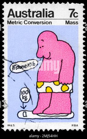 AUSTRALIA - CIRCA 1973: Uno Stamp stampato IN AUSTRALIA mostra la misura di massa, la serie di conversione metrica, circa 1973 Foto Stock