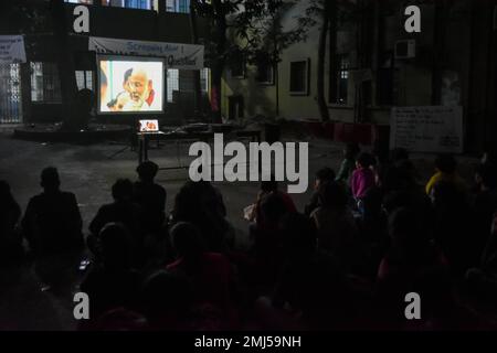 Kolkata, India. 27th gennaio 2023. Gli studenti dell'Università di Jadavpur hanno tenuto una proiezione aperta del documentario della BBC India : The modi Question a Kolkata, India, il 27 gennaio 2023. Il documentario è stato proibito dall'attuale governo indiano dallo screening pubblico in quanto si ritiene che sia una propaganda ostile e anti-indiana secondo il Ministero dell'informazione e della radiodiffusione. Il documentario si concentra sulle rivolte anti-musulmane del 2002 a Gujrat, dove Narendra modi era il primo ministro durante il periodo. Secondo le relazioni, il divieto ha sollevato molte questioni relative alla libertà di stampa nel paese. Credito: N Foto Stock