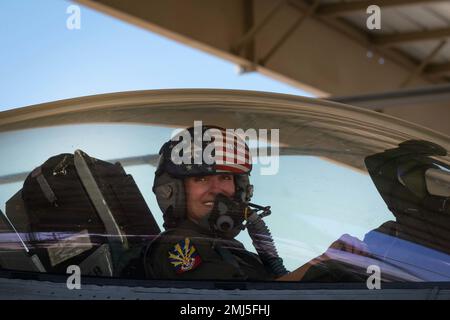 STATI UNITI Trina Savageau, ex vice comandante dell'ala combattente 944th, sorride in famiglia e amici dall'abitacolo di un F-16C Fighting Falcon sulla linea di volo dopo il suo volo finale con l'ala combattente 944th alla base dell'aeronautica militare Luke, Ariz., 25 agosto 2022. Il volo finale, noto anche come volo fini, è una tradizione per i piloti e alcuni membri dell'equipaggio che si ritirano o si spostano su un'altra base. Savageau, che è anche un pilota di comando con più di 2.300 ore di volo, tra cui 80 ore di combattimento, sta passando a un ruolo di mobilitazione individuale Augmentee con Air Force Reserve Command. Foto Stock