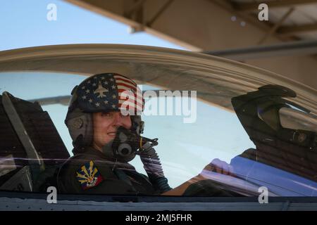 STATI UNITI Trina Savageau, ex vice comandante dell'ala combattente 944th, sorride in famiglia e amici dall'abitacolo di un F-16C Fighting Falcon sulla linea di volo dopo il suo volo finale con l'ala combattente 944th alla base dell'aeronautica militare Luke, Ariz., 25 agosto 2022. Il volo finale, noto anche come volo fini, è una tradizione per i piloti e alcuni membri dell'equipaggio che si ritirano o si spostano su un'altra base. Savageau, che è anche un pilota di comando con più di 2.300 ore di volo, tra cui 80 ore di combattimento, sta passando a un ruolo di mobilitazione individuale Augmentee con Air Force Reserve Command. Foto Stock