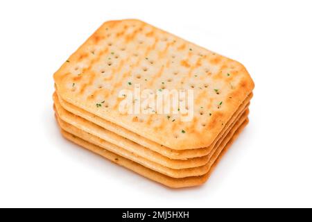 Stack di croccanti cracker salati con Verdi - isolato su bianco. Snack facile - isolamento Foto Stock