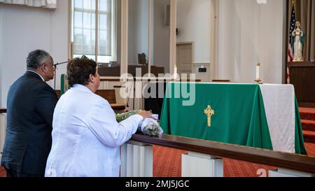 QUANTICO, Va. (25 agosto 2022) — il Segretario della Marina Carlos del Toro e sua moglie Betty del Toro visitano gli Stati Uniti Marine Memorial Chapel a Quantico 25 agosto 2022. Del Toro ha visitato per rendere omaggio ai 13 membri del servizio persi durante l'attentato all'aeroporto internazionale Hamid Karzai di Kabul, Afghanistan, 26 agosto 2021. Foto Stock