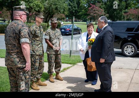 QUANTICO, Va. (25 agosto 2022) — il Segretario della Marina Carlos del Toro e sua moglie Betty del Toro visitano gli Stati Uniti Marine Memorial Chapel a Quantico 25 agosto 2022. Del Toro ha visitato per rendere omaggio ai 13 membri del servizio persi durante l'attentato all'aeroporto internazionale Hamid Karzai di Kabul, Afghanistan, 26 agosto 2021. Foto Stock