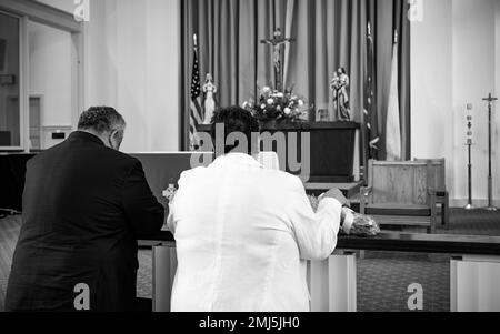 QUANTICO, Va. (25 agosto 2022) — il Segretario della Marina Carlos del Toro e sua moglie Betty del Toro visitano gli Stati Uniti Marine Memorial Chapel a Quantico 25 agosto 2022. Del Toro ha visitato per rendere omaggio ai 13 membri del servizio persi durante l'attentato all'aeroporto internazionale Hamid Karzai di Kabul, Afghanistan, 26 agosto 2021. Foto Stock