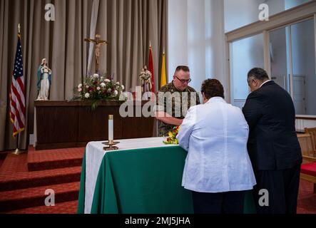 QUANTICO, Va. (25 agosto 2022) — il Segretario della Marina Carlos del Toro e sua moglie Betty del Toro visitano gli Stati Uniti Marine Memorial Chapel con la guida del Lt. CMdR. Mike Chaney, Capo Cappellano per la base del corpo Marino Quantico, a Quantico 25 agosto 2022. Del Toro ha visitato per rendere omaggio ai 13 membri del servizio persi durante l'attentato all'aeroporto internazionale Hamid Karzai di Kabul, Afghanistan, 26 agosto 2021. Foto Stock