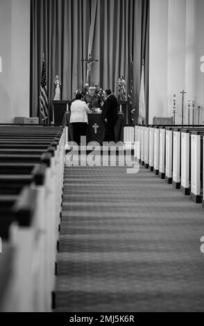 QUANTICO, Va. (25 agosto 2022) — il Segretario della Marina Carlos del Toro e sua moglie Betty del Toro visitano gli Stati Uniti Marine Memorial Chapel a Quantico 25 agosto 2022. Del Toro ha visitato per rendere omaggio ai 13 membri del servizio persi durante l'attentato all'aeroporto internazionale Hamid Karzai di Kabul, Afghanistan, 26 agosto 2021. Foto Stock