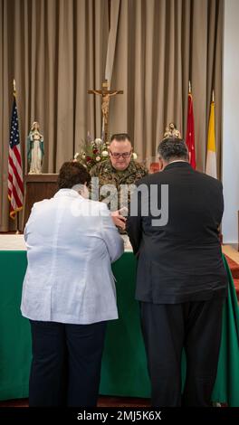 QUANTICO, Va. (25 agosto 2022) — il Segretario della Marina Carlos del Toro e sua moglie Betty del Toro visitano gli Stati Uniti Marine Memorial Chapel con la guida del Lt. CMdR. Mike Chaney, Capo Cappellano per la base del corpo Marino Quantico, a Quantico 25 agosto 2022. Del Toro ha visitato per rendere omaggio ai 13 membri del servizio persi durante l'attentato all'aeroporto internazionale Hamid Karzai di Kabul, Afghanistan, 26 agosto 2021. Foto Stock