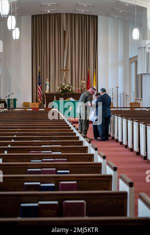 QUANTICO, Va. (25 agosto 2022) — il Segretario della Marina Carlos del Toro e sua moglie Betty del Toro visitano gli Stati Uniti Marine Memorial Chapel con la guida del Lt. CMdR. Mike Chaney, Capo Cappellano per la base del corpo Marino Quantico, a Quantico 25 agosto 2022. Del Toro ha visitato per rendere omaggio ai 13 membri del servizio persi durante l'attentato all'aeroporto internazionale Hamid Karzai di Kabul, Afghanistan, 26 agosto 2021. Foto Stock