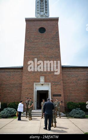 QUANTICO, Va. (25 agosto 2022) — il Segretario della Marina Carlos del Toro e sua moglie Betty del Toro visitano gli Stati Uniti Marine Memorial Chapel con la guida del Lt. CMdR. Mike Chaney, Capo Cappellano per la base del corpo Marino Quantico, a Quantico 25 agosto 2022. Del Toro ha visitato per rendere omaggio ai 13 membri del servizio persi durante l'attentato all'aeroporto internazionale Hamid Karzai di Kabul, Afghanistan, 26 agosto 2021. Foto Stock