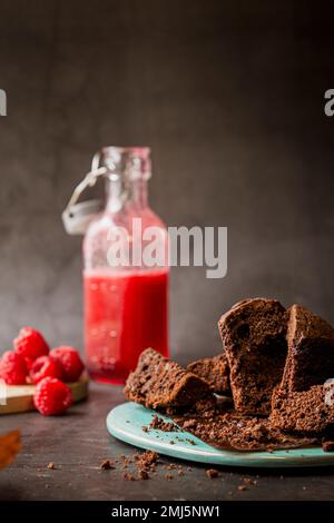 Muffin al cioccolato con ripieno di lamponi Foto Stock