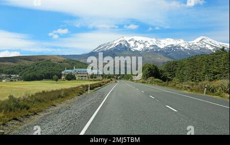 Hotel e Mt Ruapehu, Nuova Zelanda Foto Stock