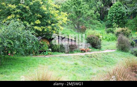 Paesaggio idilliaco nel villaggio di Hobbiton - Matamata, Nuova Zelanda Foto Stock