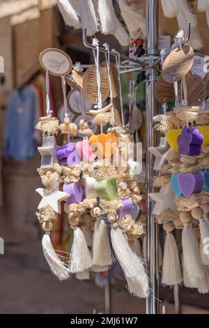 Gordes, Vaucluse, Provence-Alpes-Cote d'Azur, Francia. Luglio 7, 2022. Sapone su una corda in vendita in Provenza. Foto Stock