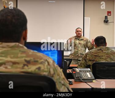 STATI UNITI Tecnologia Air Force. Giancarlo Martini, docente di sviluppo docente assegnato alla 82nd Training Wing, conduce un corso di Principles of Instruction presso la base della Guardia Nazionale di Warfield Air presso l'Aeroporto di Stato di Martin, il 25 agosto 2022 a Middle River, Maryland. Il corso Principles of Instruction, tenuto dai team di formazione mobile della base aeronautica di Sheppard in Texas, è un corso di due settimane. La prima settimana è un blocco di lezioni in aula seguito da una settimana in cui gli studenti applicano le competenze apprese durante la parte del corso in aula. Foto Stock