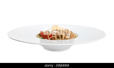 Piatto di gustose tagliatelle di grano saraceno su sfondo bianco Foto Stock