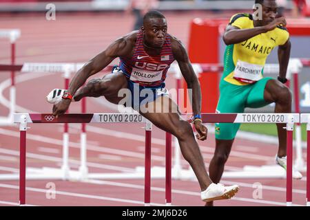 Grant Holloway (USA) gareggia negli ostacoli di 110 metri degli uomini ai Giochi Olimpici estivi del 2020 (2021), Tokyo, Giappone Foto Stock