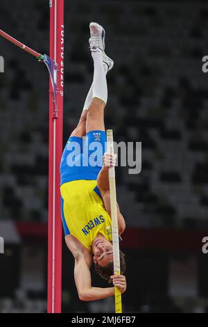 Armand Duplantis (SWE) campione olimpico nella volta dell'asta degli uomini ai Giochi Olimpici estivi 2020 (2021), Tokyo, Giappone Foto Stock