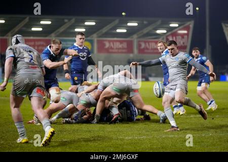 Ben Spencer #9 di Bath Rugby libera la palla durante la partita Gallagher Premiership sale Sharks vs Bath Rugby all'AJ Bell Stadium, Eccles, Regno Unito, 27th gennaio 2023 (Foto di Steve Flynn/News Images) Foto Stock